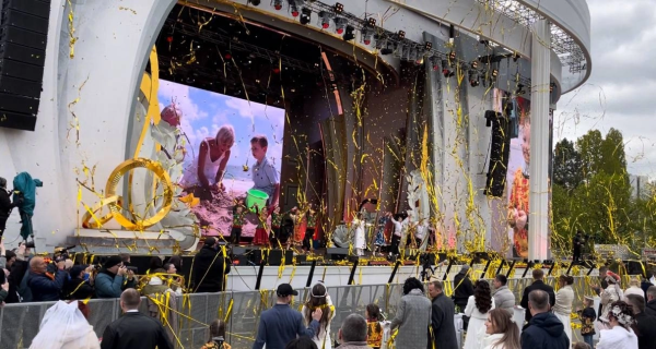 12 мая на выставке Россия прошла самая массовая церемония бракосочетания